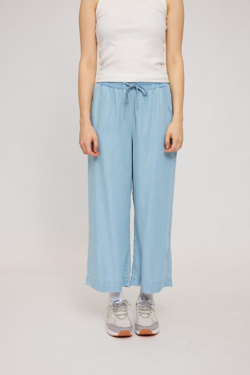 Wide Leg Denim Pants with Belt Malotta