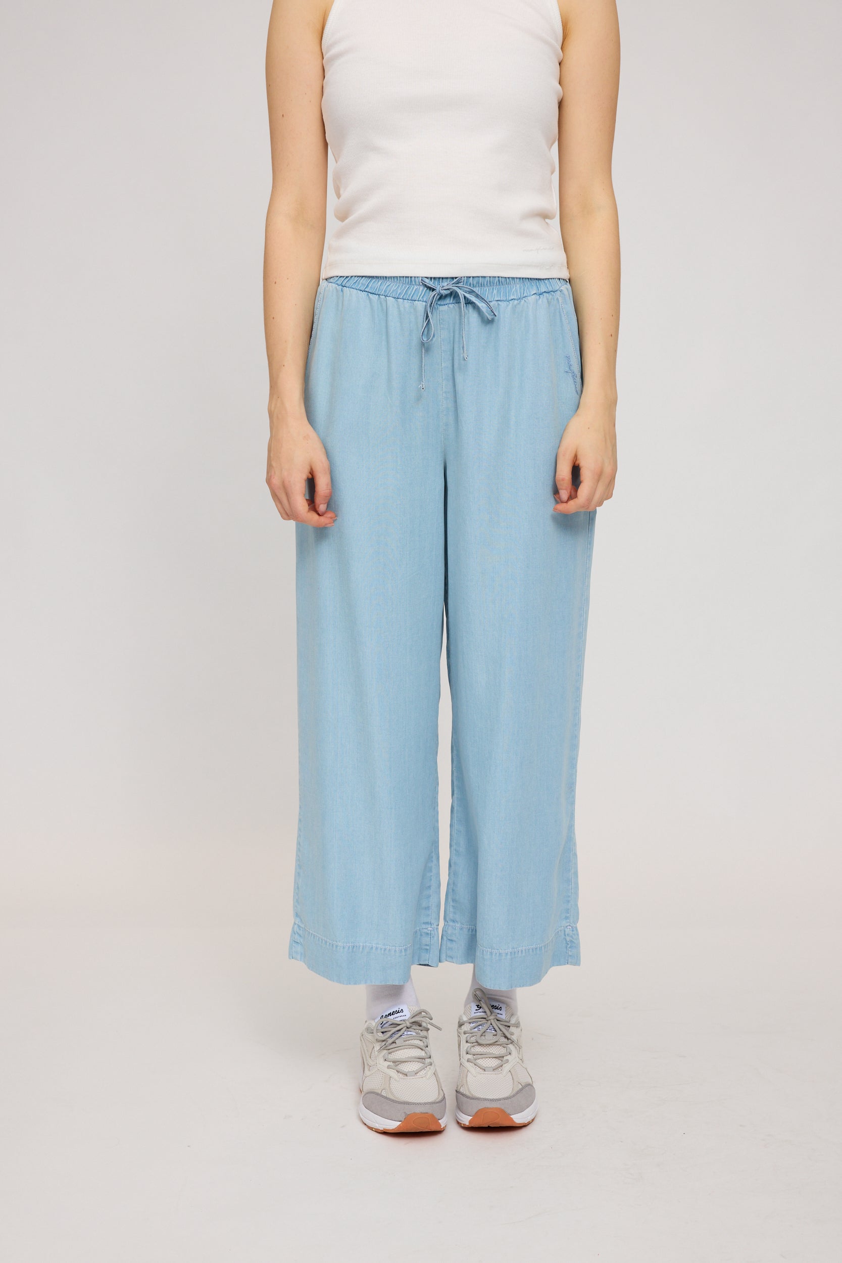 Wide Leg Denim Pants with Belt Malotta