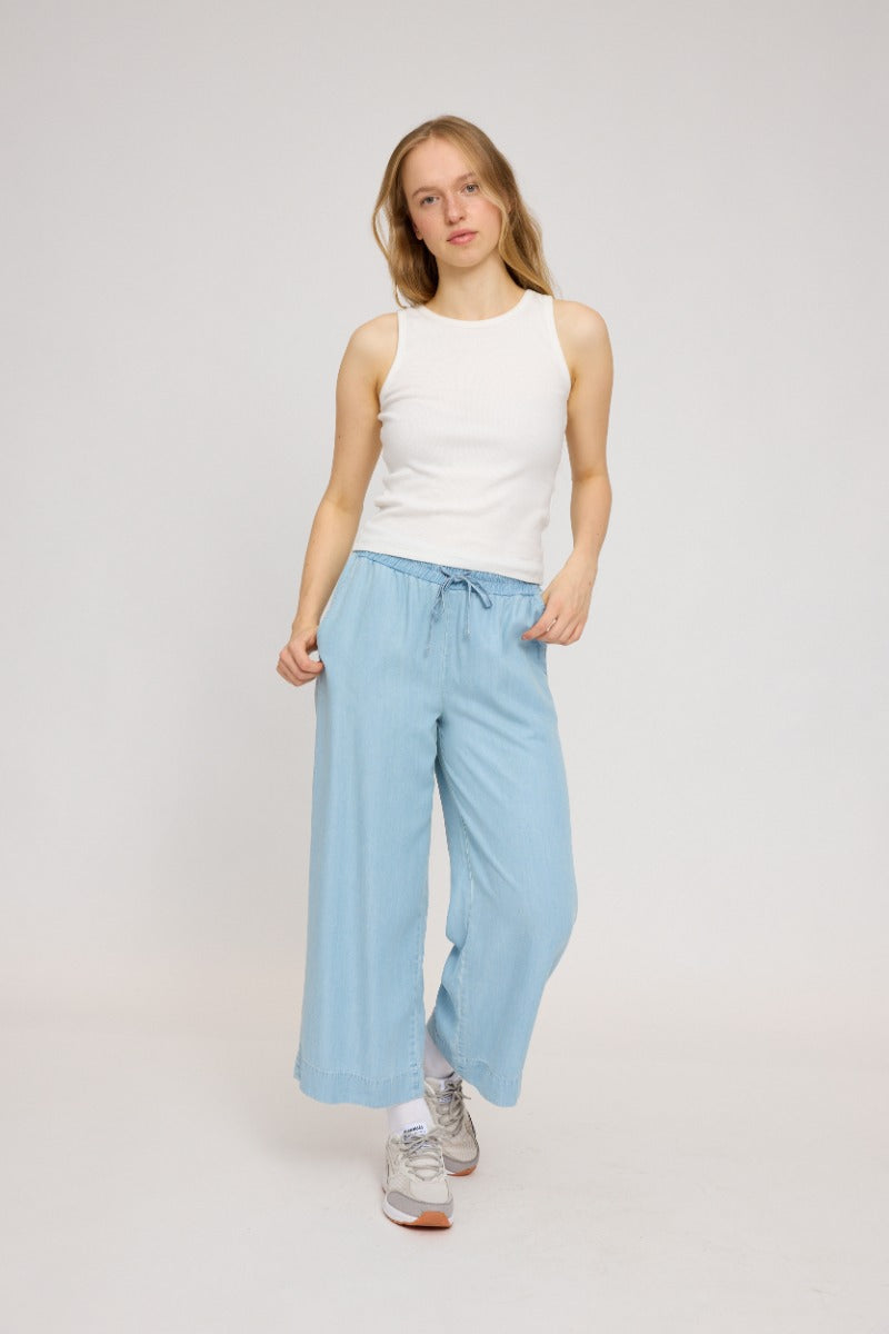 Wide Leg Denim Pants with Belt Malotta