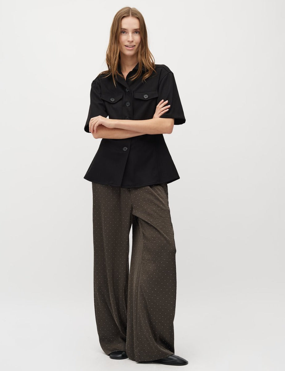 Asaka-M, Maulia, Pant