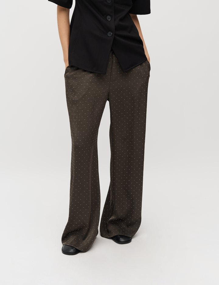 Asaka-M, Maulia, Pant