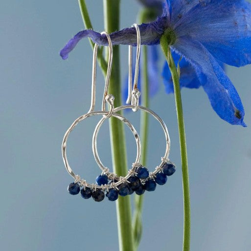 Compassion Lapislazuli versilberte Ohrringe