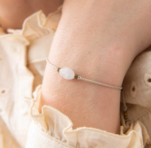 Edelsteinkarte Mondstein goldfarbiges Armband