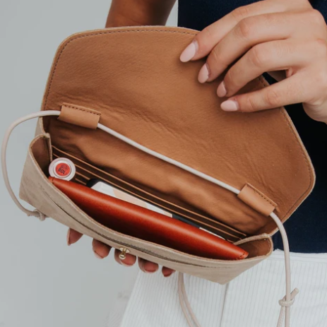 Cute Clutch suede caramelo