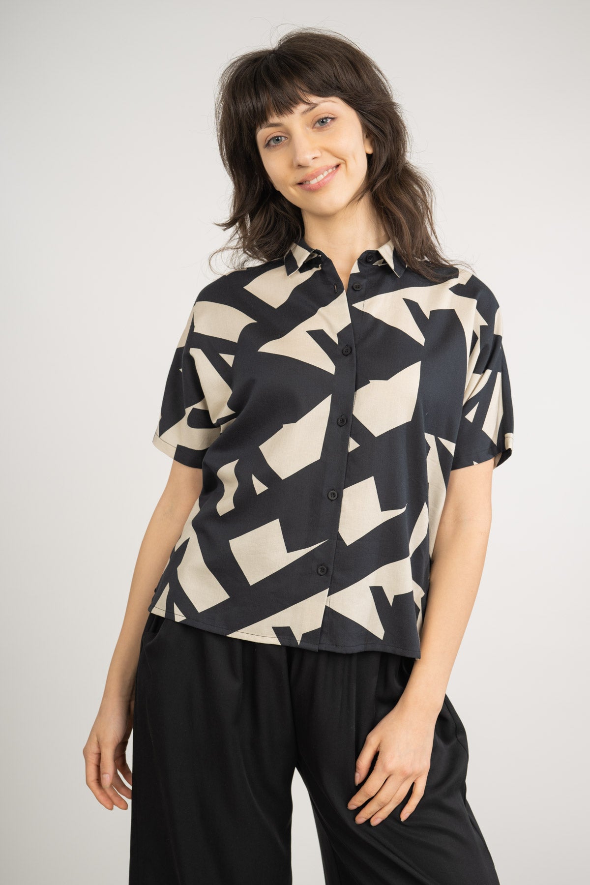 Hiromi AOP splitter black Bluse